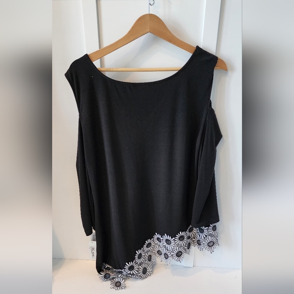 NWT Cartise Black Cut Out Sleeve Bottom Angled Top with Appliqued Flower Trim - Picture 6 of 12